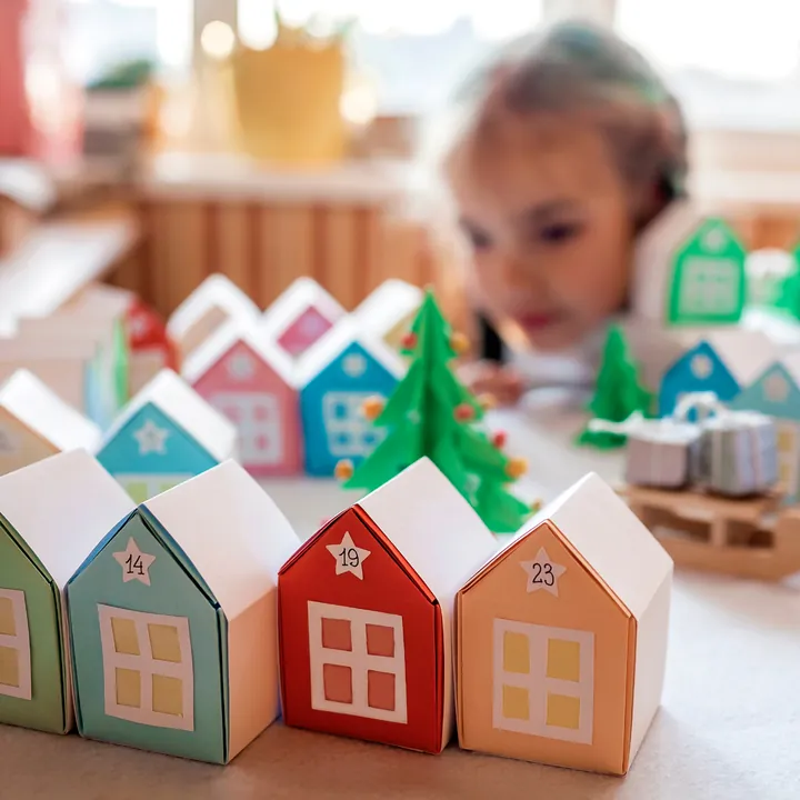 Casitas de papel en una actividad en familia